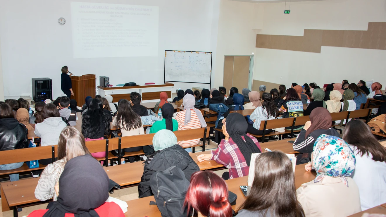 Selçuk Üniversitesi Sağlık Hizmetleri MYO öğrencilerine Hastane Uygulama ve Sağlık Hizmetlerine Uyum Eğitimleri verildi
